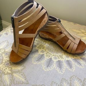 Bear paw Layla gladiator sandal size 5